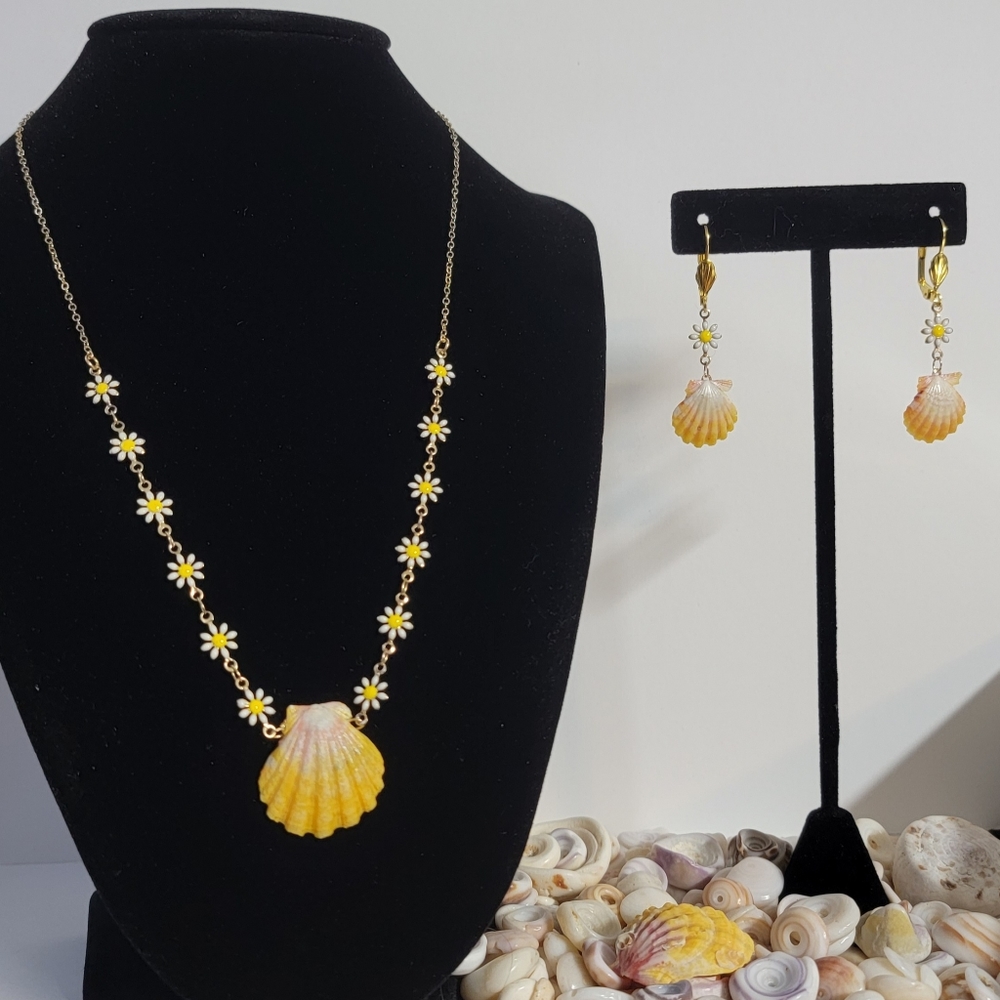 Kaua'i Hawaii Sunrise Shells with Enamel Daisy Flowers Necklace & Earrings Set - Picture 1 of 2